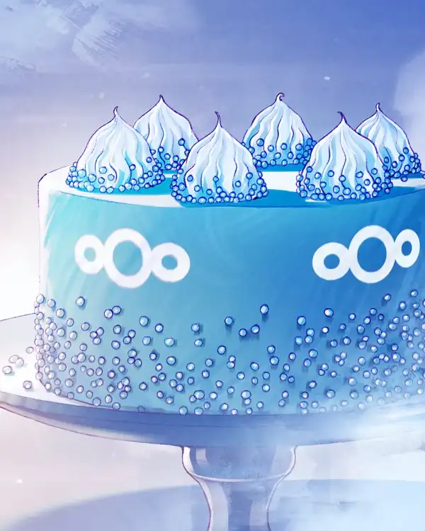 Alt-Text: Eine stilisierte, blau glasierte Torte steht auf einem eleganten Tortenst&auml;nder. Oben ist sie mit mehreren kleinen, wei&szlig;en Baisers dekoriert, die mit blauen Zuckerk&uuml;gelchen verziert sind. Auch der Rand der Torte ist mit solchen K&uuml;gelchen bestreut. Auf der Seite der Torte ist mehrfach das Nextcloud-Logo in Wei&szlig; zu sehen.