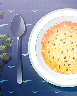 Illustration einer Schüssel Buchstabensuppe auf einem Tisch, daneben ein Löffel und Kräuter. Rechts liegt eine gefaltete Serviette, deren Form an das Logo von LibreOffice erinnert. 